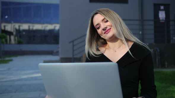 Young Business Woman with Laptop Outside the Street alt
