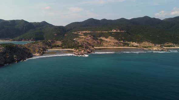 Beautifully clear blue sea that gently ends on the beautiful sandy beaches of Vinh Hy Bay in Vietnam alt