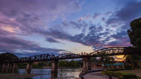 4k Day to Night Time-lapse of Bridge River Kwai in Kanchanaburi, Thailand alt