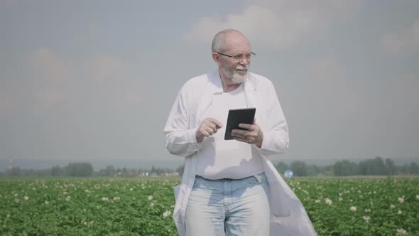 Agronomist Using A Digital Tablet alt