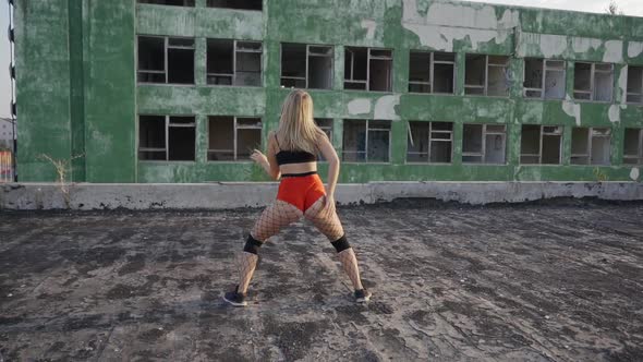 Girl Dances Twerk on the Roof of an Abandoned Building