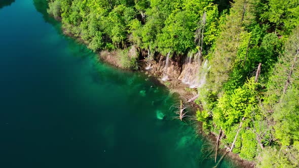 Calm Blue Water With Reflection Of Forest Mountains At Plitvice Lakes National Park In Croatia. Aeri alt