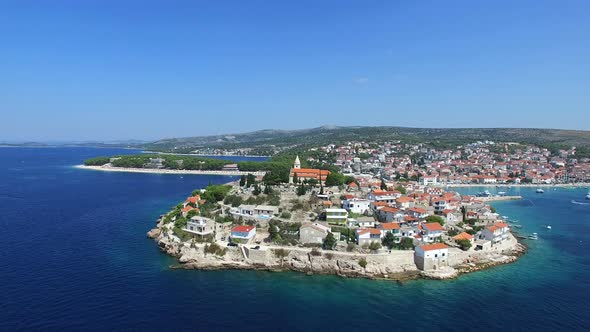 Aerial view of old dalmatian town of Primosten, Croatia alt