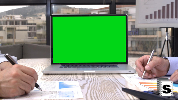 Business Meeting And Green Screen alt