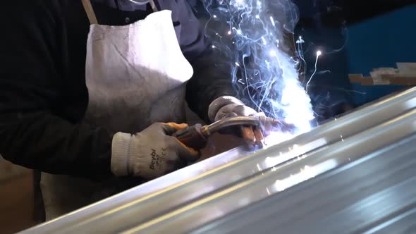 Worker Argon Welding Aluminum Profile alt