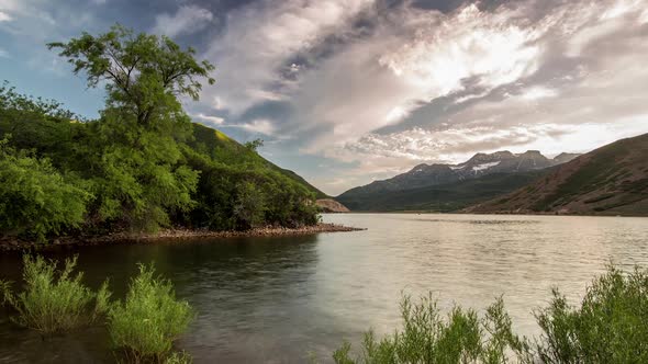 Time lapse at Deer Creek Reservoir with Timpanogos Mountain on the Horizon alt