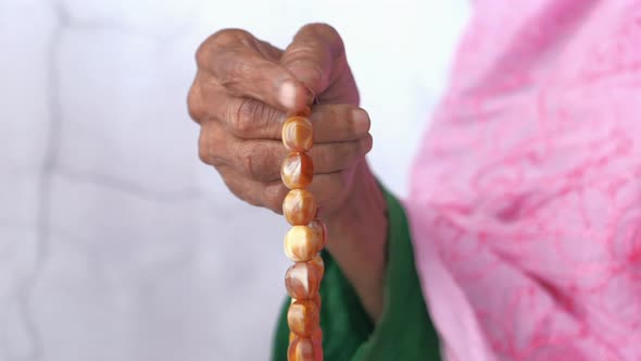 Close Up of Senior Muslim Women Hand Praying. alt