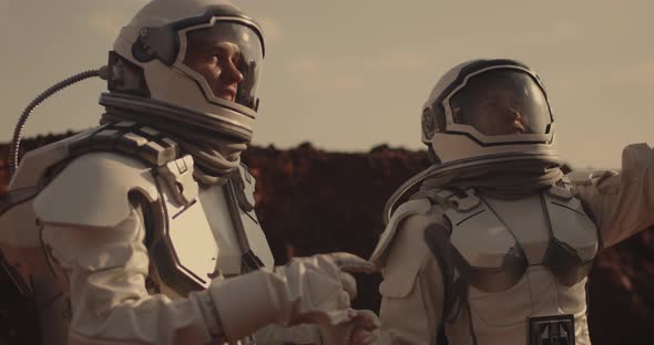 Two Astronauts on Mars alt