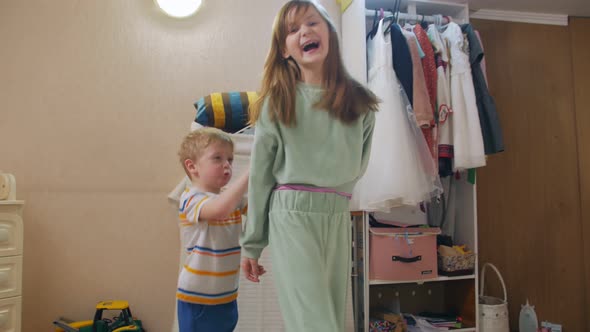 Children Are Fighting At Home alt