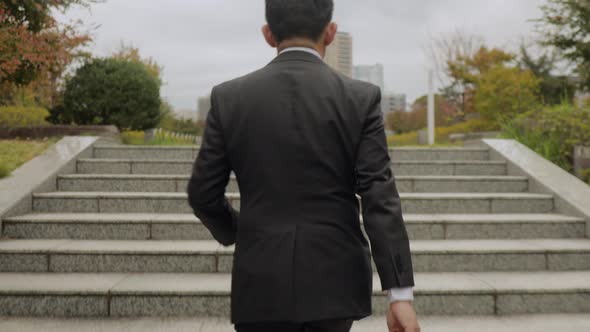 Japanese businessman in Tokyo alt