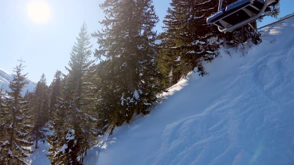 ski area in the Swiss alps with people and chairlifts in the winter ski area of ​​Beckenried alt