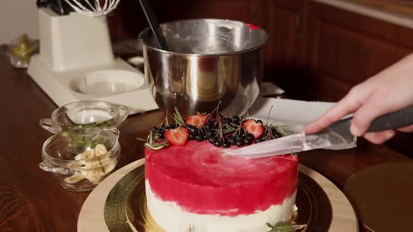 Cook Is Cutting Beautiful Cake alt