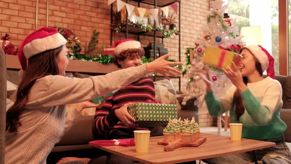 Surprise friends and family by giving gifts at the Christmas festival. alt