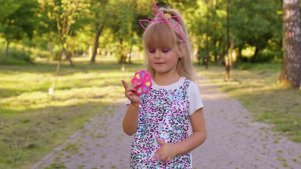 Child Girl Playing Spinning Push Pop It Bubble Fidget Toy Stress Anxiety Relief Hand Spinner Game alt