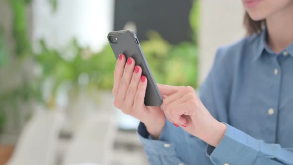 Close up of Hand of Woman using Smartphone alt