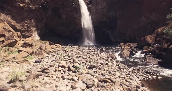 Drone fotoage closing into big waterfall alt