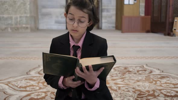 Boy Reading AlQur'an alt