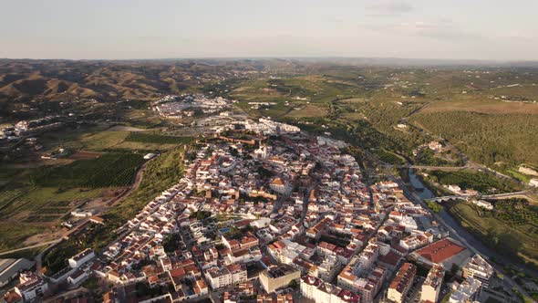 Silves Castle, medieval fortress built by the Moorish caliphate in Algarve alt