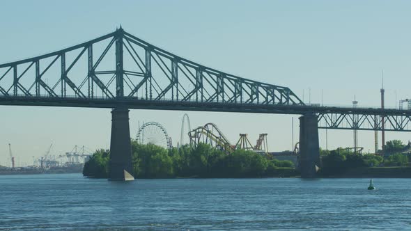 Amusement park behind Jacques Cartier Bridge alt