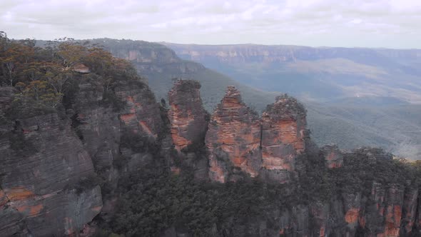 Blue Mountains National Park. Three Sisters, Beautiful Cliffs in the Middle of a Green Bush. Aerial alt