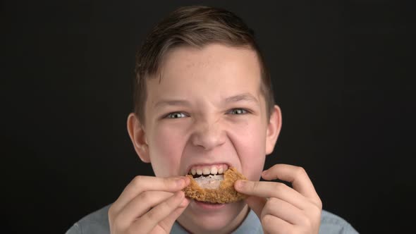 Footage Boy Eats Chicken Wings or Nuggets, Fast Food alt