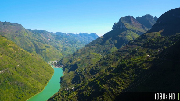 Stunning Mountain View of the Nho Que River in the Ma Pi Leng Pass, Vietnam alt