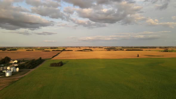 Drone flying by a family operated grain farm in rural Alberta. Incredibly vast and remote prairie la alt