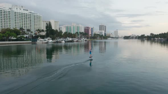 Surfing On eFoil alt