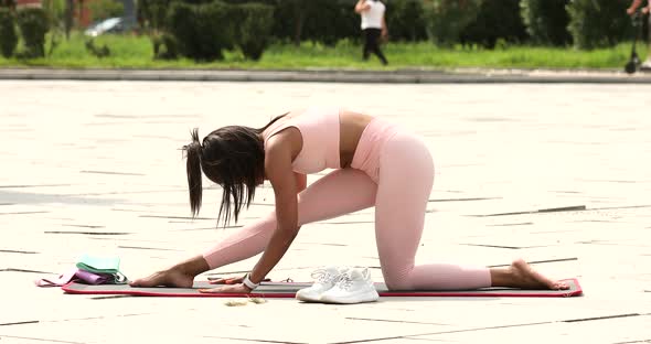 Fit sporty black african woman training outdoor. Fitness concept. alt