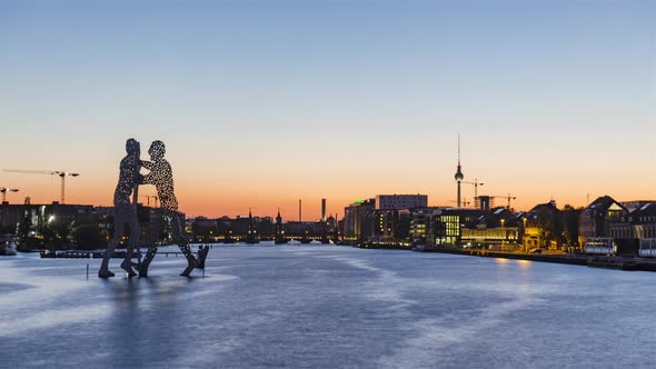 Day to Night Time Lapse of Berlin Cityscape with spree river, Berlin, Germany alt
