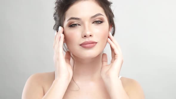 Cute Girl with Nude Mua Posing on Camera alt