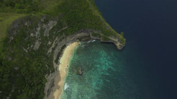 Aerial view of virgin Suwehan beach. Nusa Penida island, Indonesia ...