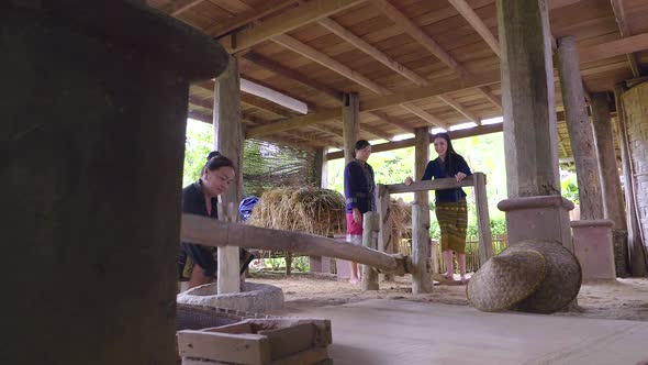 Women Pounding Rice, A Rice Pounder Is An Agricultural Tool alt
