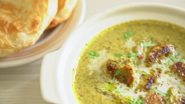 Afghani chicken in green masala curry or Hariyali tikka chicken hara masala with roti or naan bread alt