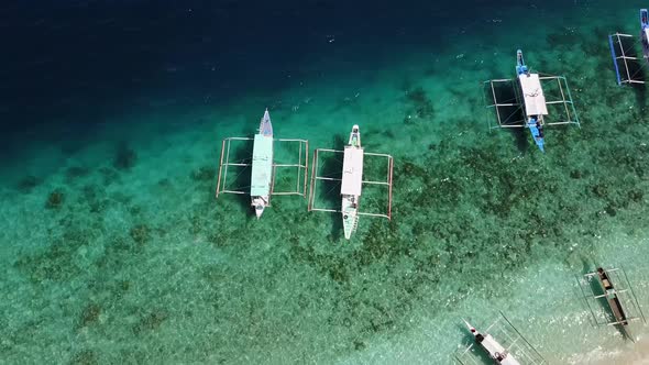 Aerial fly-over view of boats at Entalula Island, Bacuit Bay, El-Nido. Palawan Island, Philippines alt