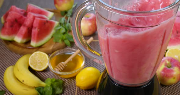 Making a Healthy Raw Vegan Watermelon Smoothie alt