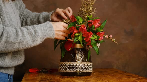 Florist Makes Flower Arrangement for Valentine's Day alt