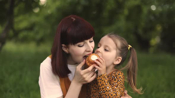 Close Up Portrait of Single Mom with Little Daughter is Engaged in Eating Cake alt