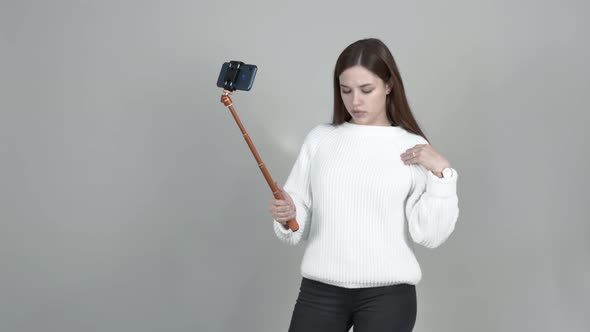 Caucasian Girl Blogger Speaks, Gestures, Communicates with Subscribers alt