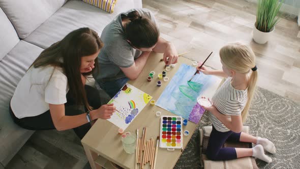 Parents Draw Funny Pictures with Daughter alt