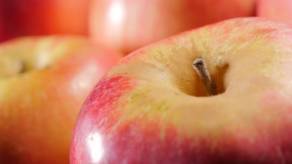 Red tasty apples arranged on table slow panning 4K 3840X2160 UHD footage - Slow panning red apples o alt