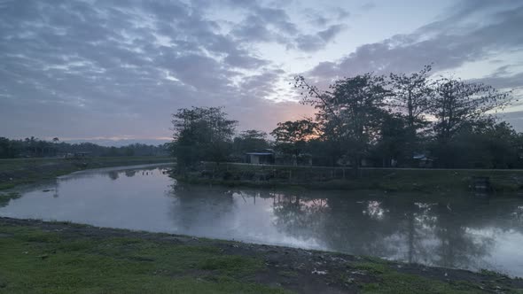 Timelapse sunrise at the river beside the buffalo column. alt
