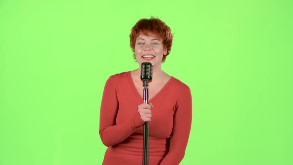 Singer Performs Her Song of Authorship. Green Screen alt