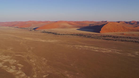 Flying over the desert in Namibia in a hot air balloon alt