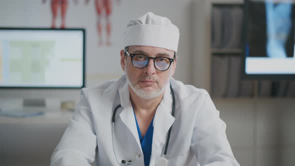 Doctor Overworking Because of Covid-19 Epidemic alt