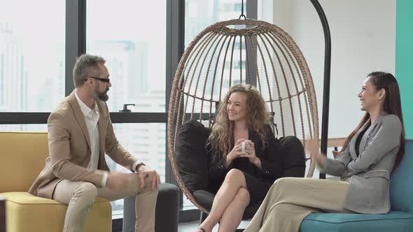 Businessman and businesswoman discussing business meeting in office alt