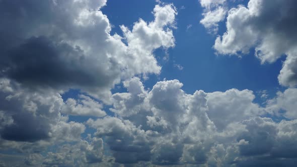 Clouds in the sky. Shooting of time lapse. alt