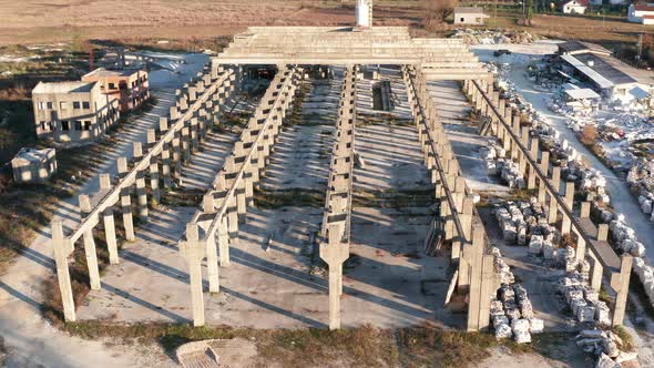 Abandoned construction of an industrial hall for a factory - concrete studs, joists, columns, posts. alt