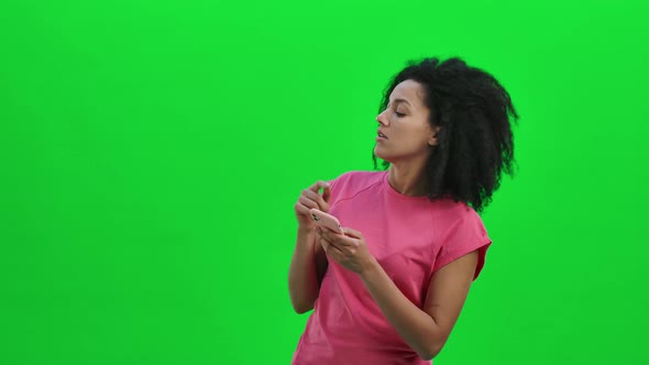 Portrait of Young Female African American Viewing the Map on a Smartphone to Get to the Right Place alt
