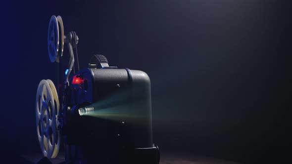 Working Retro Film Projector, Dark Room alt